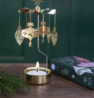 Bild av klassiskt änglaspel med värmeljus och dekorationer