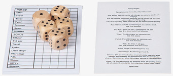 Bild på Yatzy-set med trä-tärningar, poängblock och regler