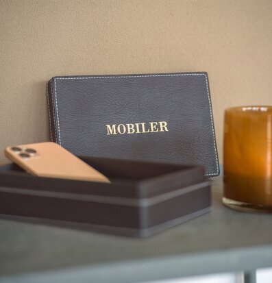 Bild på stilren förvaringslåda för mobiler i konstläder