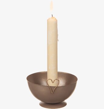 Bild på hamrad brun ljusstake med hjärtdetalj och tänt ljus