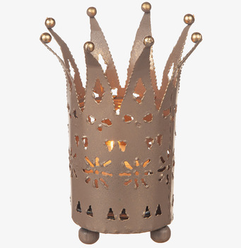 Bild av dekorativ ljuslykta i hamrad plåt med kronform