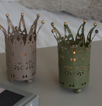 Bild på två ljuslyktor i kronform av hamrad plåt i butiksmiljö