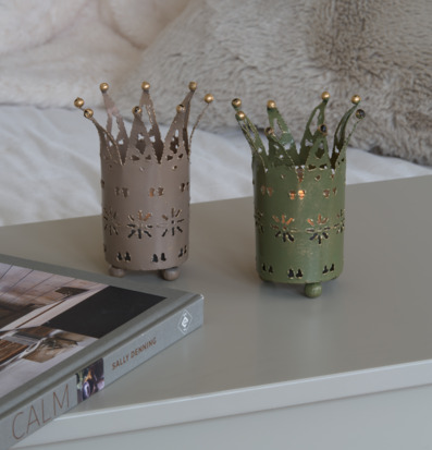 Bild: Stilleben med hamrade ljuslyktor och bok i lugn miljö