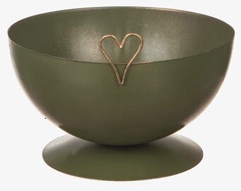 Bild på rund grön plåtskål med hjärtdetalj och hamrad yta