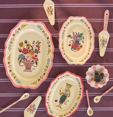 Bild: Färgstarka serveringsfat och bestick i vintage stil