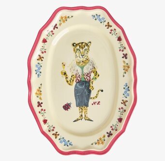 Bild av serveringsfat med vågig röd kant och fantasifullt motiv