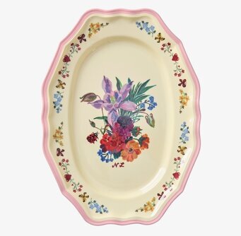 Bild av avlångt serveringsfat med blommor och insekter