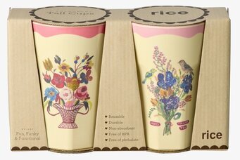 Bild på två melaminmuggar med blommor och fåglar i förpackning