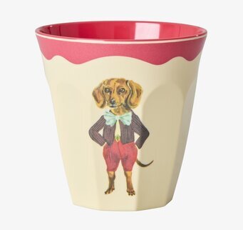 Bild på melaminmugg med tax i kläder och röd insida