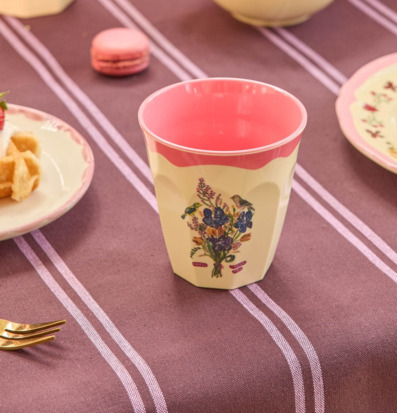 Bild av färgglad dukning med pastell och blomstermotiv