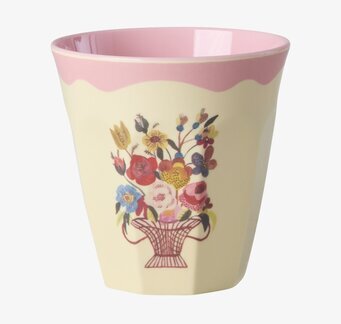 Bild på färgglad melaminmugg med blomsterarrangemang motiv