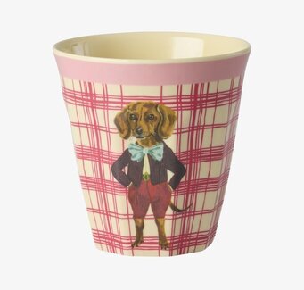 Bild på barnmugg med tax och rutigt mönster i lekfull stil