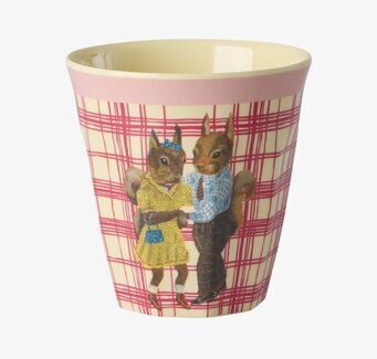 Bild på barnmugg med ekorrar i kläder och rutigt mönster