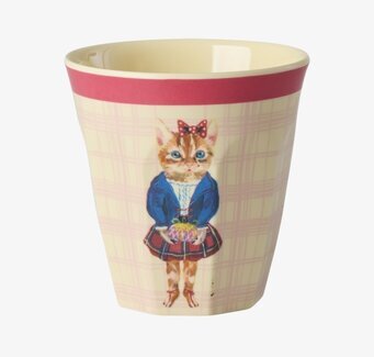 Bild på lekfull barnmugg med katt i skoluniform och paket