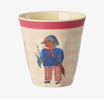 Bild på färgglad barnmugg med fågelmotiv och lekfull design