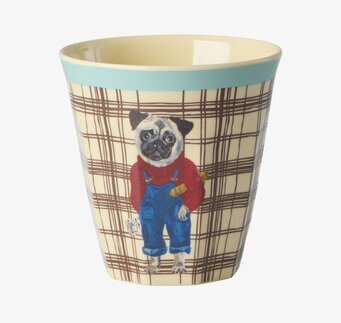 Bild på barnmugg med mops i hängselbyxor och lekfull design