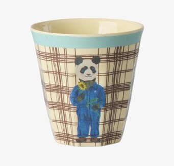 Bild på barnmugg med panda i blå overall och solrosmotiv