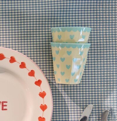 Bild på harmoniskt dukat bord med hjärtmönstrade koppar