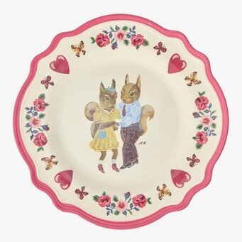 Bild av fantasifull tallrik med ekorrar och blommor i färg
