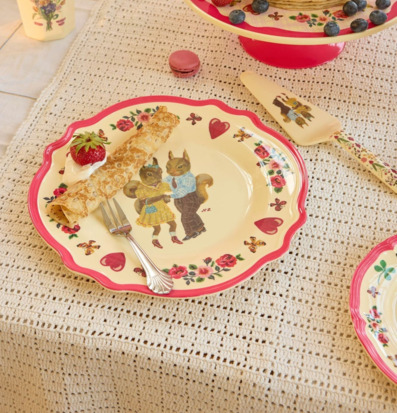 Bild av färgstark dukning med vintagekänsla och pannkakor