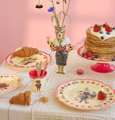 Bild: Färgstark och lekfull dukning med vintageinspirerat porslin