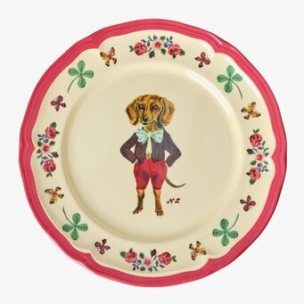 Bild av assiett med tax, röda detaljer och blommotiv