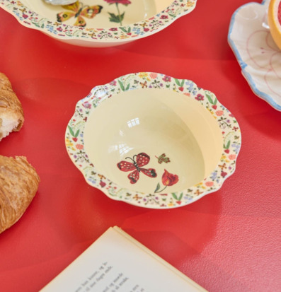 Bild av färgglad frukost med blomskålar och croissant