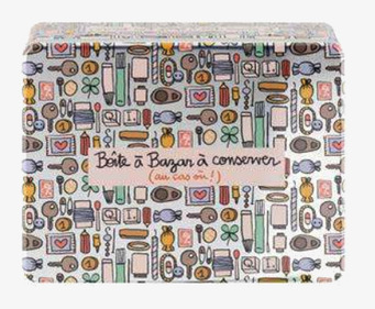 Bild på färgglad plåtburk med pastellmönster och småsaker