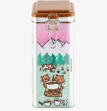 Bild på färgglad plåtburk med björnar och kakao i köket