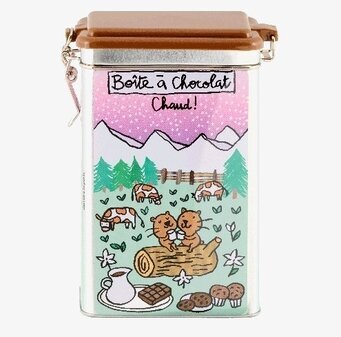 Bild av färgstark plåtburk med kakao och lantlig picknickscen