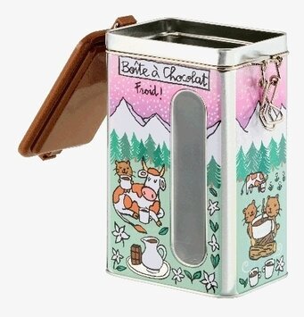 Bild på färgglad plåtburk med fönster och lekfullt motiv