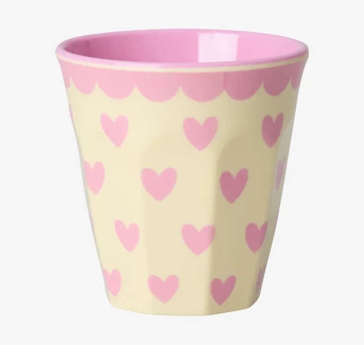 Melaminmugg Hearts Print Rosa Rice Melaminmuggar Lattemuggar i melamin Melaminkoppar