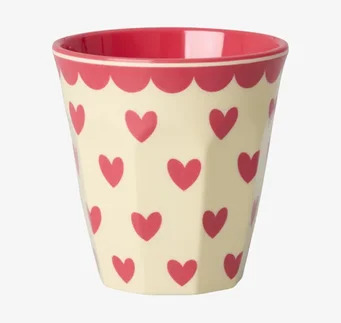 Bild på färgstark melaminmugg med hjärtan och röd insida