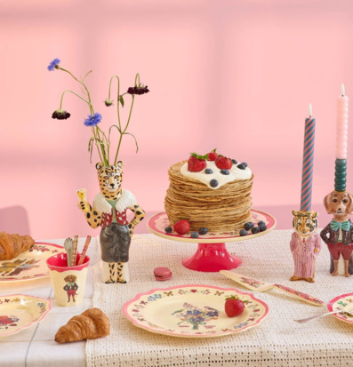 Bild av lekfull dukning med färgstarka detaljer och kakfat