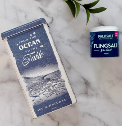 Bild: Stilrena förvaringsburkar och flingsalt i köksmiljö