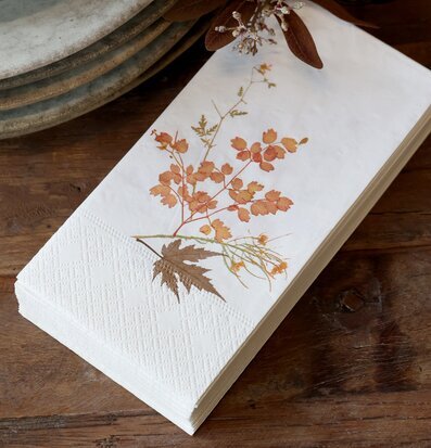 Bild av höstinspirerad dukning med servetter och keramik