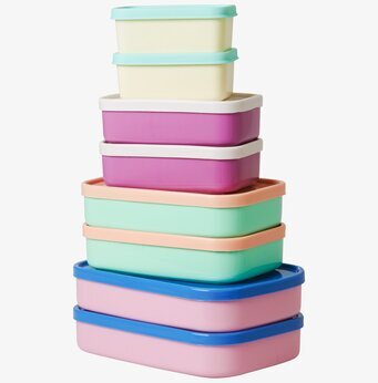 Bild av färgglada plastburkar med lock i olika storlekar