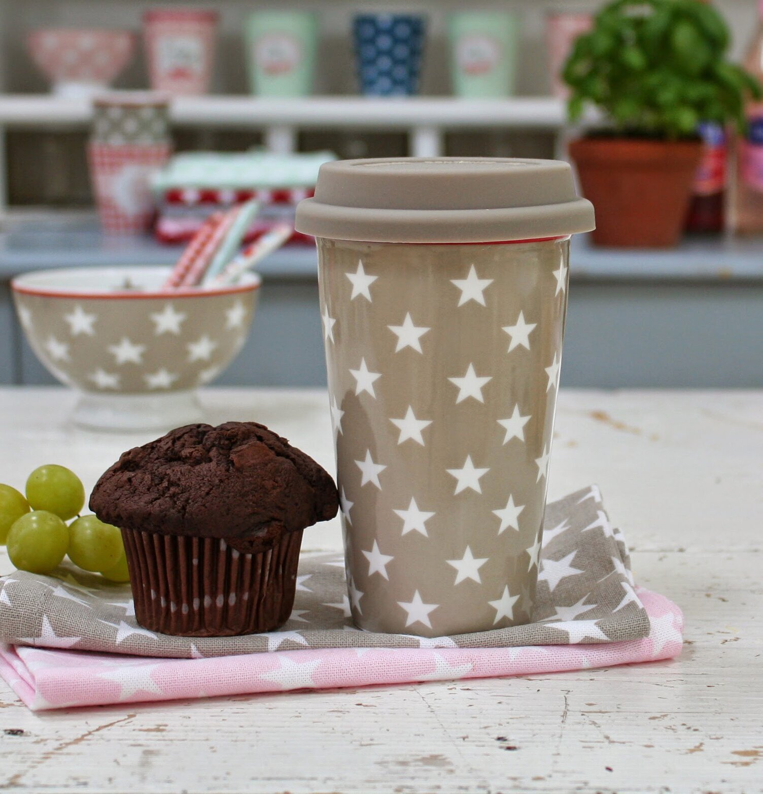 Mugg Happy To Go - Star Beige från Krasilnikoff på rustikt bord