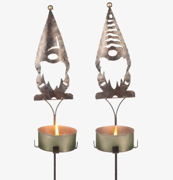 Foto: Tomte i hamrad plåt som marschallhållare jul