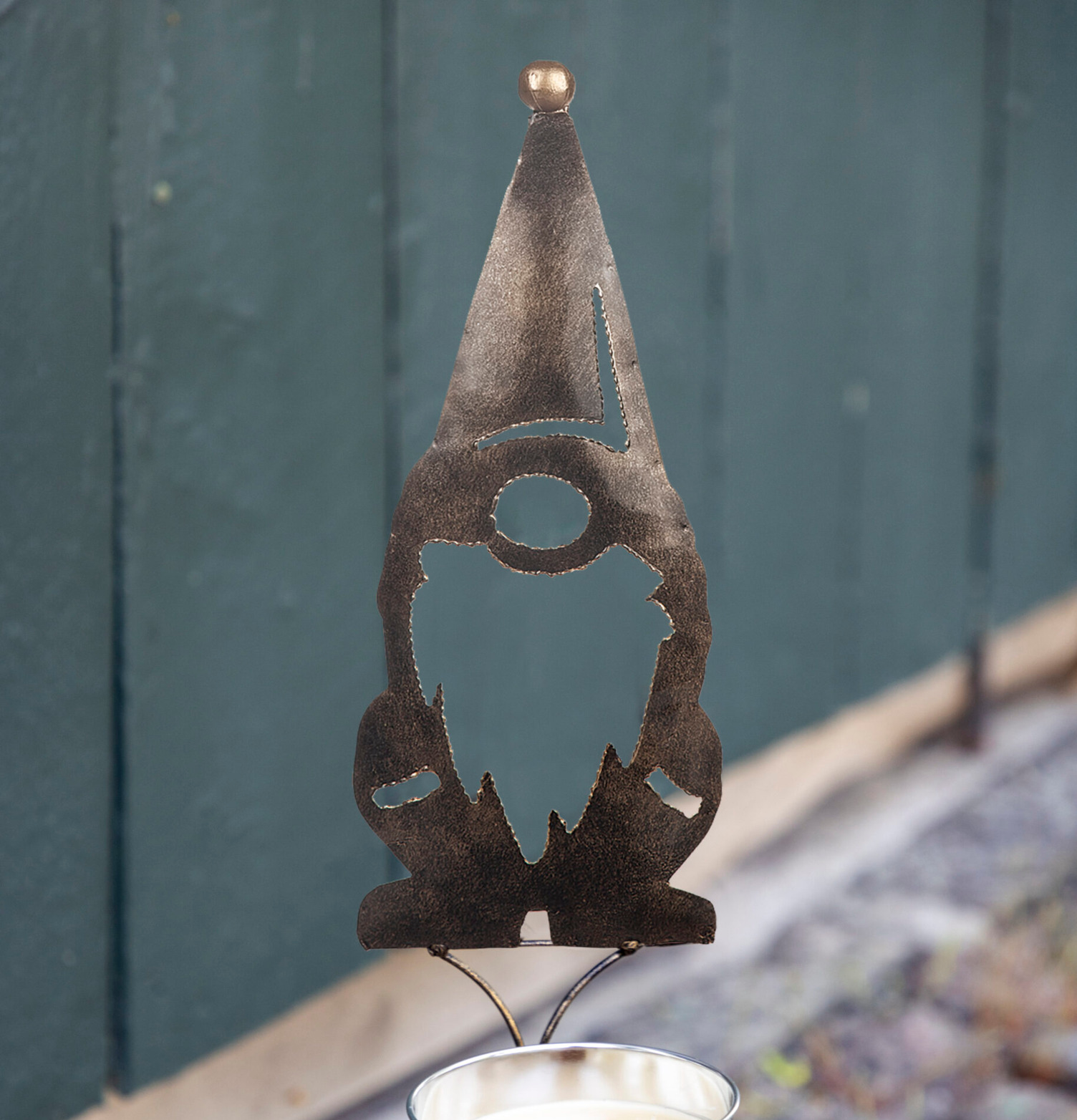 Tomte Marschall Hamrad Plåt från Different Design i trädgård