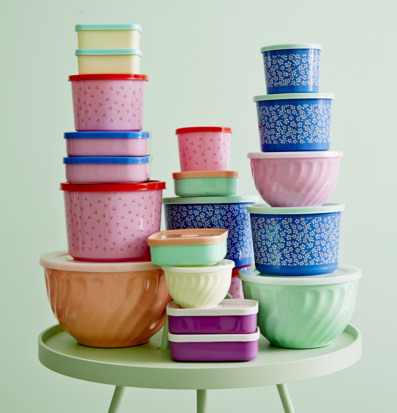Bild av färgglada plastburkar med lock i olika storlekar