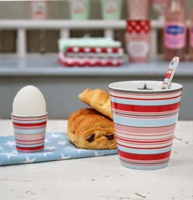 Bild av harmonisk frukoststund med färgglada detaljer