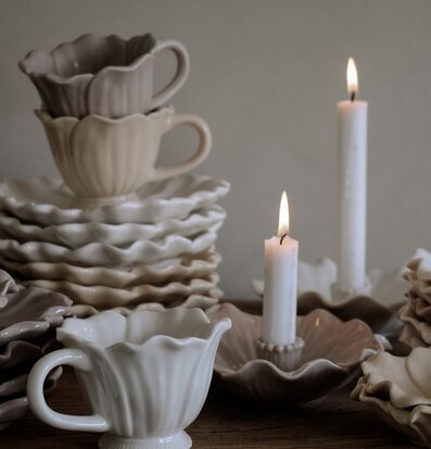 Foto: Dukning med blomformade assietter och ljus
