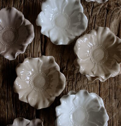 Foto: Blomformade små skålar på rustikt träbord