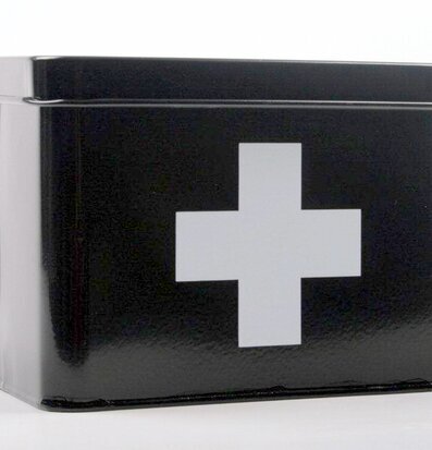 Bild av stilren och funktionell medicinlåda i grått