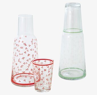 Bild på karaff och glas med lekfulla röda och gröna prickar