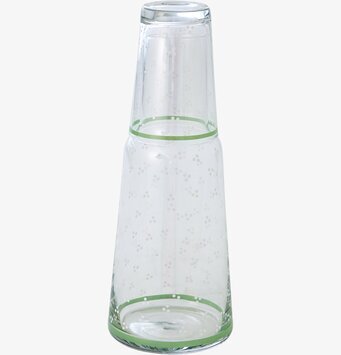 Bild av elegant karaff och glas med kreativ design