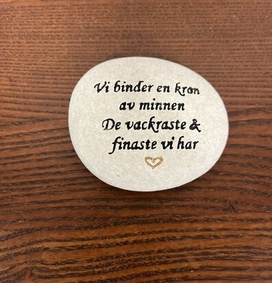 Minnessten Med Graverad Text - Vi binder en krans (fynd-id 1) Different Design