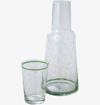 Bild av karaff och glas med prickmönster och färgaccent