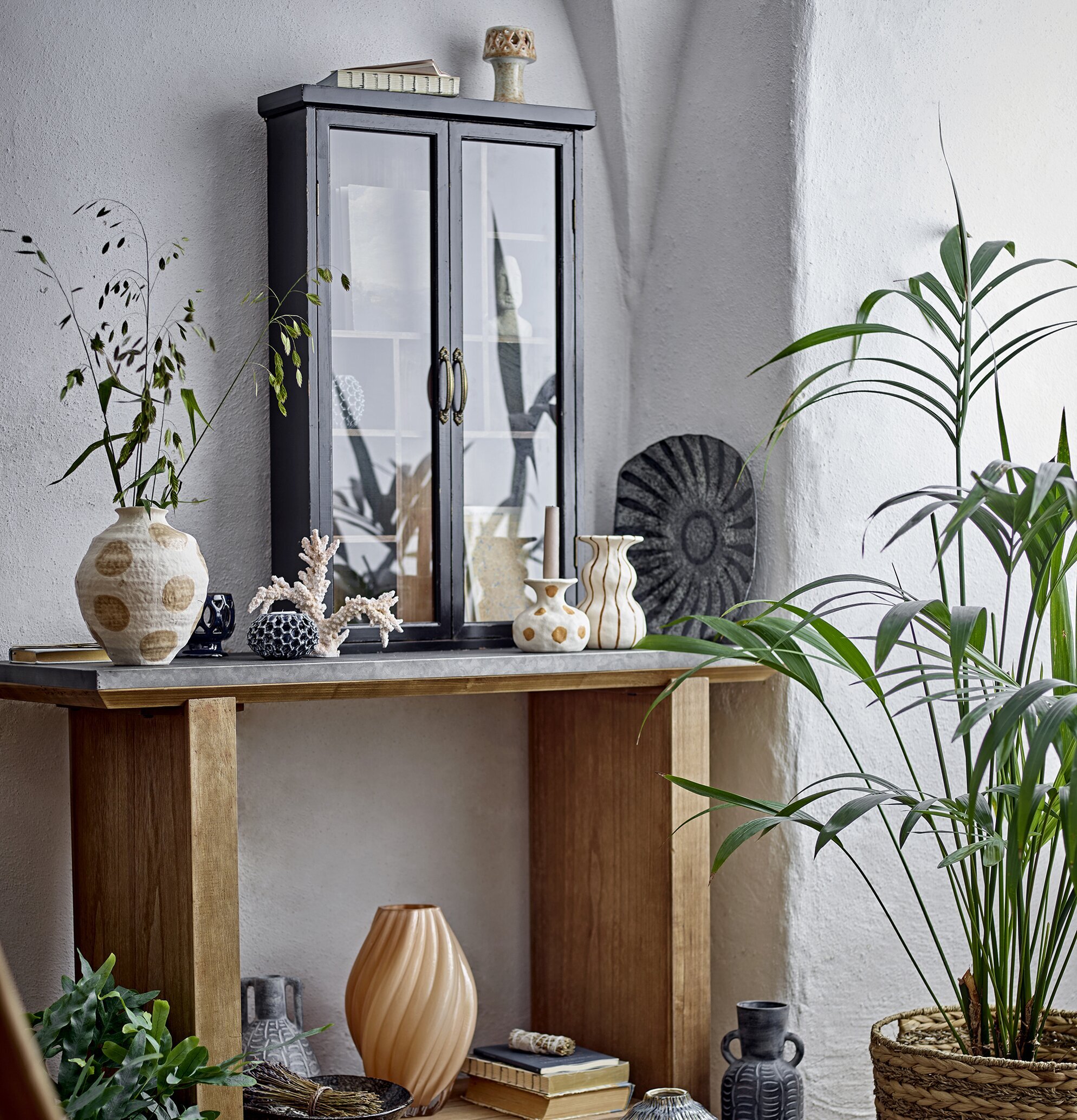 Väggskåp Hazem Svart Bloomingville Skåp (ej för nycklar eller medicin) Vägghyllor som mer är en möbel